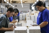 Processo de produção da Bíblia na gráfica da SBB, em Barueri, SP. (Foto: Lucas Lima/UOL)