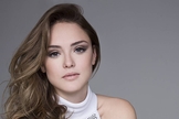 Isabelle Drummond revelou que sua relação com a fé veio da família. (Foto: Divulgação)