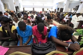 Cristãos sudaneses participam de culto. (Foto: REUTERS/MOHAMED NURELDIN ABDALLAH)