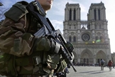 Soldado francês armado em frente à catedral de Notre Dame em Paris, na França. (Foto: Reuters/Philippe Wojazer)