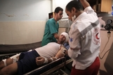 Paramédicos trabalhando em turnos de 24 horas na região de Gaza. (Foto: Wissam Nassar/Al Jazeera)