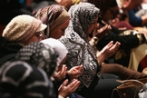 Muçulmanos oram em mesquita de Washington. (Foto: Dawn)