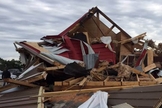 Celeiro foi quase que totalmente destruído pelo tornado. (Foto: CBS)