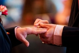 Homens trocam alianças em cerimônia de casamento gay, (Foto: Justificando)