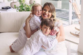 Mariana posa junto com os filhos de Tito, 6 anos, Davi, 2 anos e Bella, de poucos meses. (Foto: Erika Muniz)