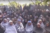As 82 garotas libertas foram recebidas no último domingo (7) em Abuja, capital da Nigéria. (Foto: Reprodução).