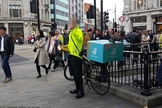 Um motorista decidiu fazer uma pausa no centro de Londres para pregar. (Foto: Mercury Press & Media)