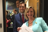 Kirsty atua também como voluntária no abrigo noturno de Brighton. (Foto: Reprodução / Twitter).