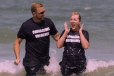 Barbara Ringer é batizada pelo pastor Scott Yirka, em Fleming Island. (Foto: Baptist Press)