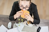 Maioria das pessoas têm dificuldades em se alimentar bem na rotina agitada. (Foto: Reprodução)