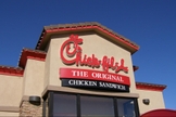 A lanchonete 'Chick-Fil-A' e até hoje é evidentemente influenciada pela fé de seus fundadores. (Foto: texasborderbusiness)