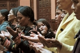 Cristãos oram durante culto no Vietnã. (Foto: Portas Abertas)