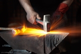 Ferreiro forjando ferro. (Foto: Photo Alquimia)