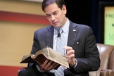 Marco Rubio é senador nos EUA e compartilha versículos bíblicos com frequência nas redes sociais. (Foto: Freedom Crossroads)