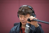 O missionário Kim Chung-seong também é radialista e distribui arquivos de áudio com mensagens evangelísticas para os norte-coreanos. (Foto: Reuters)