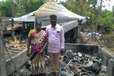 Pastor John Muller e sua esposa perderam casa e igreja após incêndio. (Foto: Morning Star News)