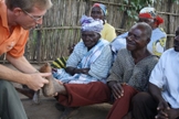 Kruijff dirige uma equipe que ajuda no combate a hanseníase trabalhando com o governo de Moçambique. (Foto: Leprosy Mission).