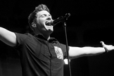 O cantor iniciou sua carreira com a banda Stellar Kart. (Foto: Reprodução).