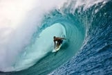 Surfista pega um "tubo" em uma das praias da Polinésia Francesa, no Tahiti. (Foto: ESPN Brasil)