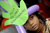 Crianças participam de protesto contra a pornografia infantil. (Foto: vietditru.org)