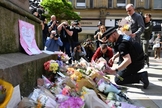 Pessoas lamentam a morte de amigos e parentes em Manchester. (Foto: Hindustan Times)