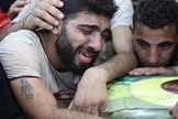 Cristãos coptas choram a morte de seus parentes em ataques terroristas. (Foto: ABC)