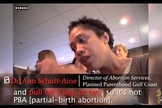 Funcionária da Planned Parenthood explica como desmembra um bebê durante o aborto. (Imagem: Youtube)