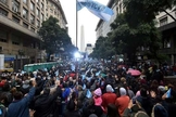 Avenida ficou lotada de evangélicos orando e cantando em Buenos Aires. (Foto: Evangelical Focus)