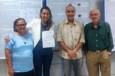 Sarah Andrade, com seus pais (nas pontas) e seu professor Cicero Alexandre Braz (banca examinadora), após ser aprovada na Conclusão de Curso. (Foto: Facebook)