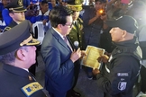Pelo seu ato, o homem foi reconhecido pela Polícia do Equador durante uma cerimônia de promoção de oficiais. (Foto: Reprodução/Twitter).