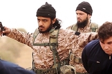 Terroristas do Estado Islâmico se preparam para degolar reféns diante das câmeras. (Imagem: Youtube)