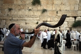 Judeu toca shofar próximo ao Muro das Lamentações. (Foto: Jerusalem Post)