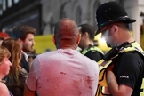 Feridos pelo ataque são atendidos por policial em Londres. (Foto: Reuters)