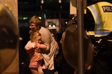 Mulher acolhe garotinha em meio à tensão do recente ataque terrorista, próximo à Ponte de Londres. (Foto:NBC)