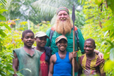 Lutador de MMA Justin Wren junto com os Pigmeus Bambuti, do Congo. (Foto: Facebook)