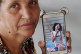 Rosilene Alves Ferreira com o celular da filha, Maria Eduarda. (Foto: Fabiano Rocha)