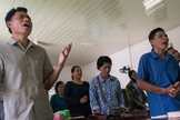 Cristãos participam de culto no Camboja. (Foto: Los Angeles Times)