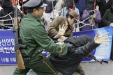 De acordo com a fonte anônima, Kim foi espancado e amarrado com corda enquanto era levado para fora da cidade. (Foto: Reprodução).