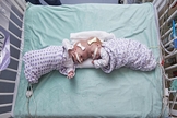 Gêmeas Erin e Abby Delaney no Hospital Infantil da Filadélfia, em setembro de 2016. (Foto: AP)