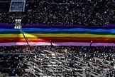 Bandeira do orgulho LGBT é carregada pela Avenida Paulista durante a Parada Gay. (Foto: Miguel Schincariol/AFP)