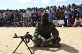 Membro do grupo militante Al-Shabaab durante manifestação pública em Mogadíscio, capital da Somália. (Foto: Reuters/Feisal Omar)