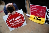 Ativistas pró-vida protestam contra a 'Planned Parenthood'. (Foto: International Business Times)