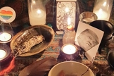 Bruxas compartilharam fotos de seus rituais de feitiçaria contra Trump. (Foto: Twitter)
