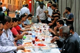Cristãos e muçulmanos se assentam à mesma mesa para jantar e conversar, ainda no período do Ramadã. (Foto: Reuters)