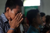 Cristãos oram em culto nas Filipinas. (Foto: Compassion International Blog)