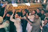Homens carregam caixão em funeral de cristãos coptas. (Foto: Reuters)