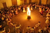 Com características pagãs, a Fête de Saint-Jean é comemorada na França. (Foto: Reprodução)
