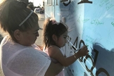 Rosa Perez segura no colo sua filha, Milagros, que nasceu sem as pernas. (Foto: Life Site News)