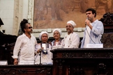 O deputado estadual Marcelo Freixo ao lado dos filhos da mãe de santo Beatriz. (Foto: Divulgação)