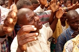 Evangélicos durante adoração a Deus em igreja na África. (Foto: Reprodução)
